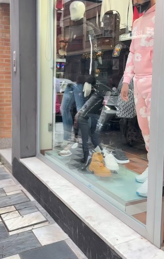 Calzado de hombre en el escaparate: zapatillas y botas