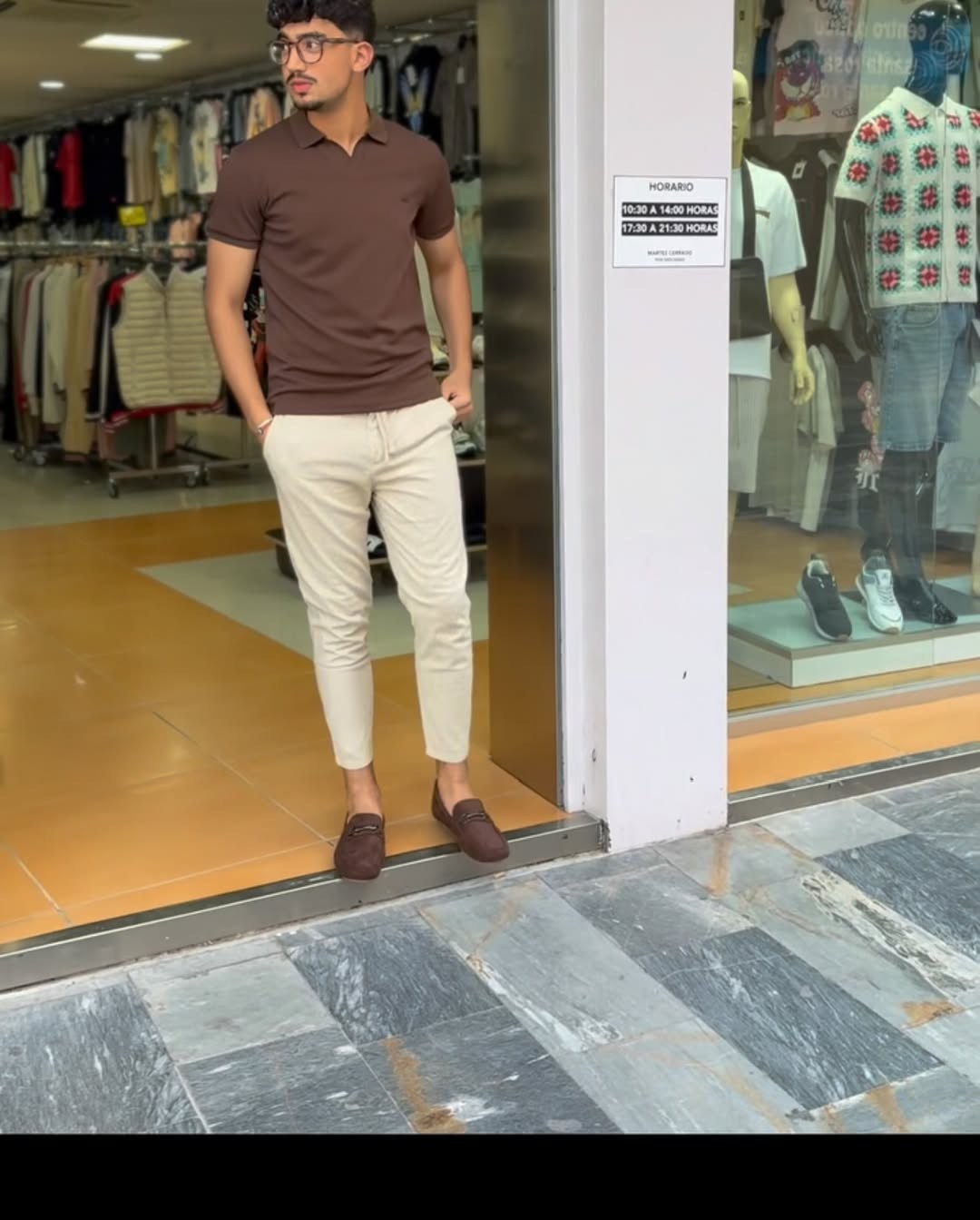 Look de hombre de Moda Lorca: polo y pantalón chino en la puerta de la tienda en Lorca