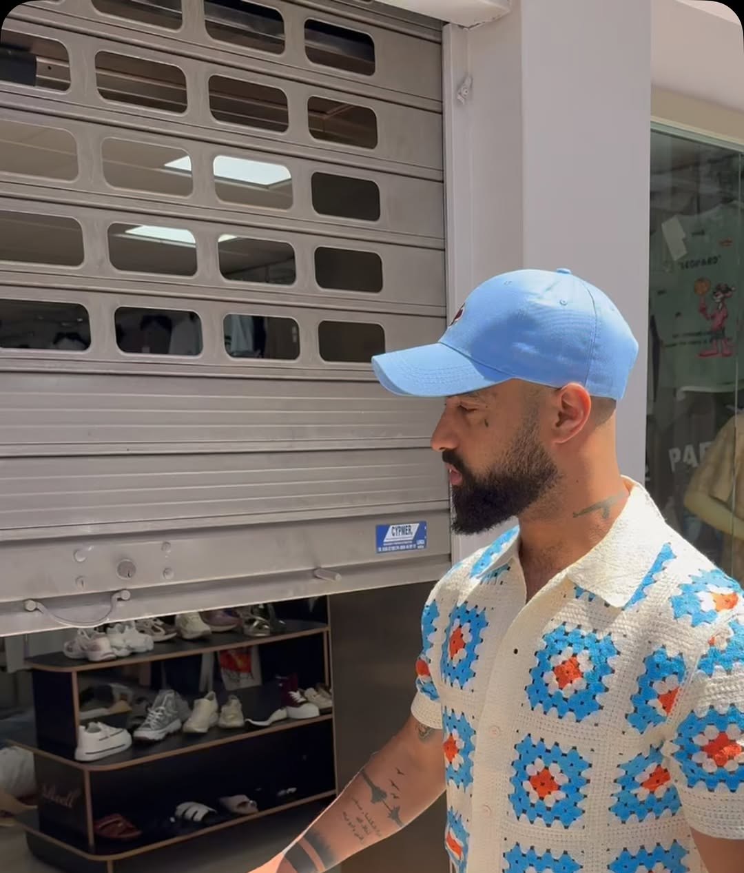 Interior de la tienda Moda Lorca con prendas y calzado