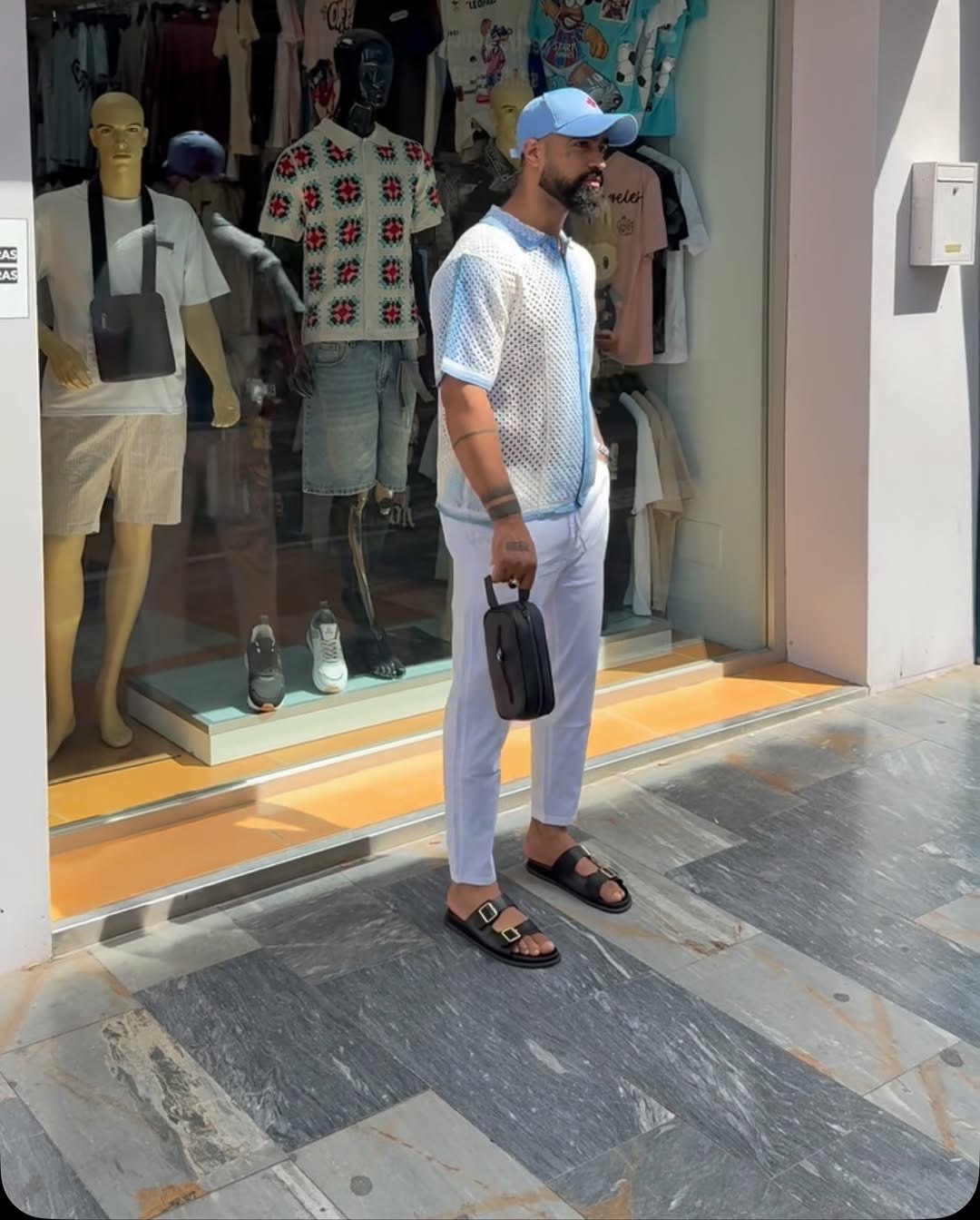 Look de hombre con polo de crochet y pantalón blanco