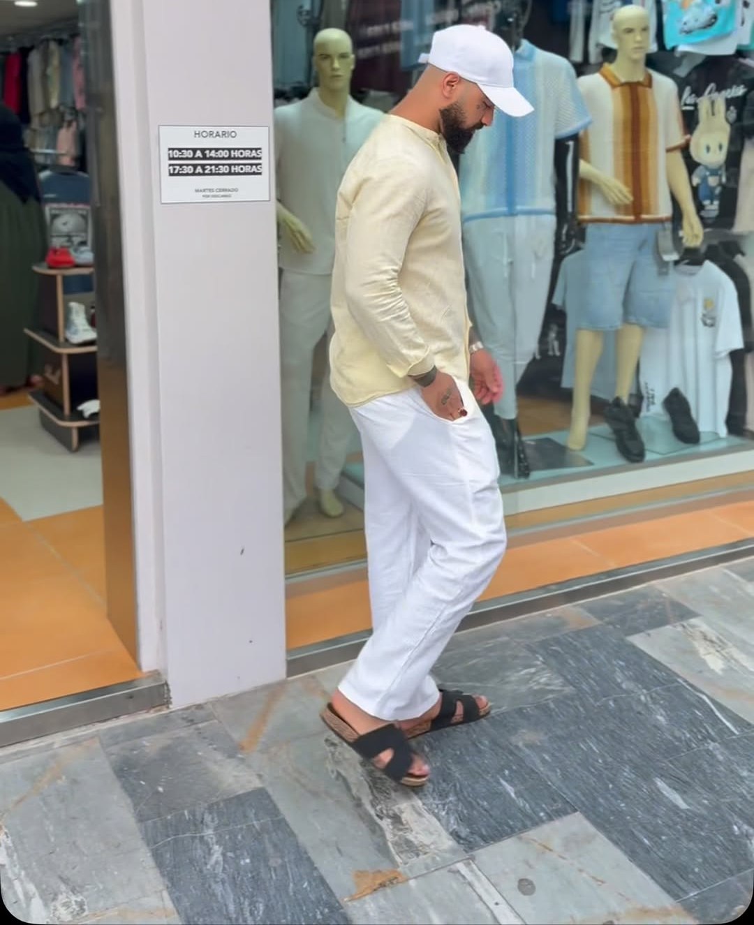 Look de verano: camisa de lino y pantalón blanco