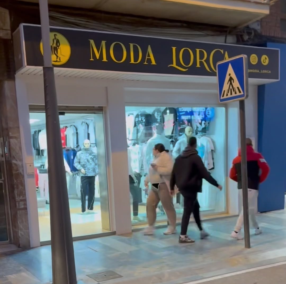 Fachada de Moda Lorca en el centro de Lorca con su rótulo dorado